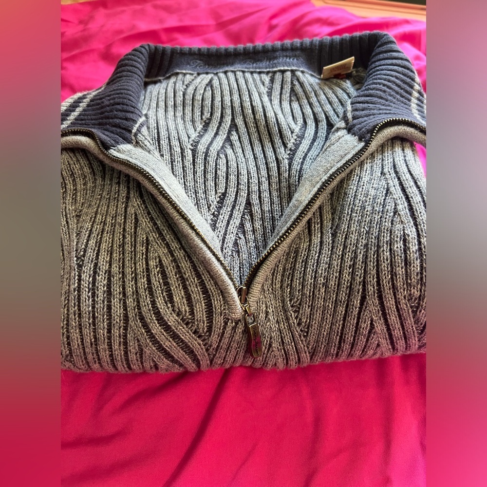 #24 Tommy Bahama sweater - Picture 9 of 9